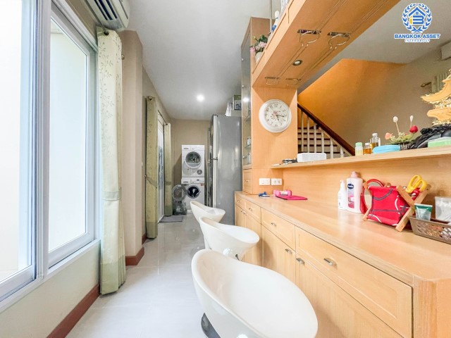 *****บ้านเดี่ยวมือสองย่านกรุงเทพฯ ม.คาซาวิลล์ สุขาภิบาล5 เนื้อที่กว้างขวางเกือบ 51 ตร.ว.  ฟังก์ชัน 3 ห้องนอน 3 ห้องน้ำ ที่จอดรถ 2 คัน แถมเฟอร์นิเจอร์ พร้อมสัญญาณกันขโมยทั้งหลัง เดินทางง่าย ห่างจากจุดขึ้น-ลงทางด่วน "สุขาภิบาล5" เพียง 11 นาทีเท่านั้น